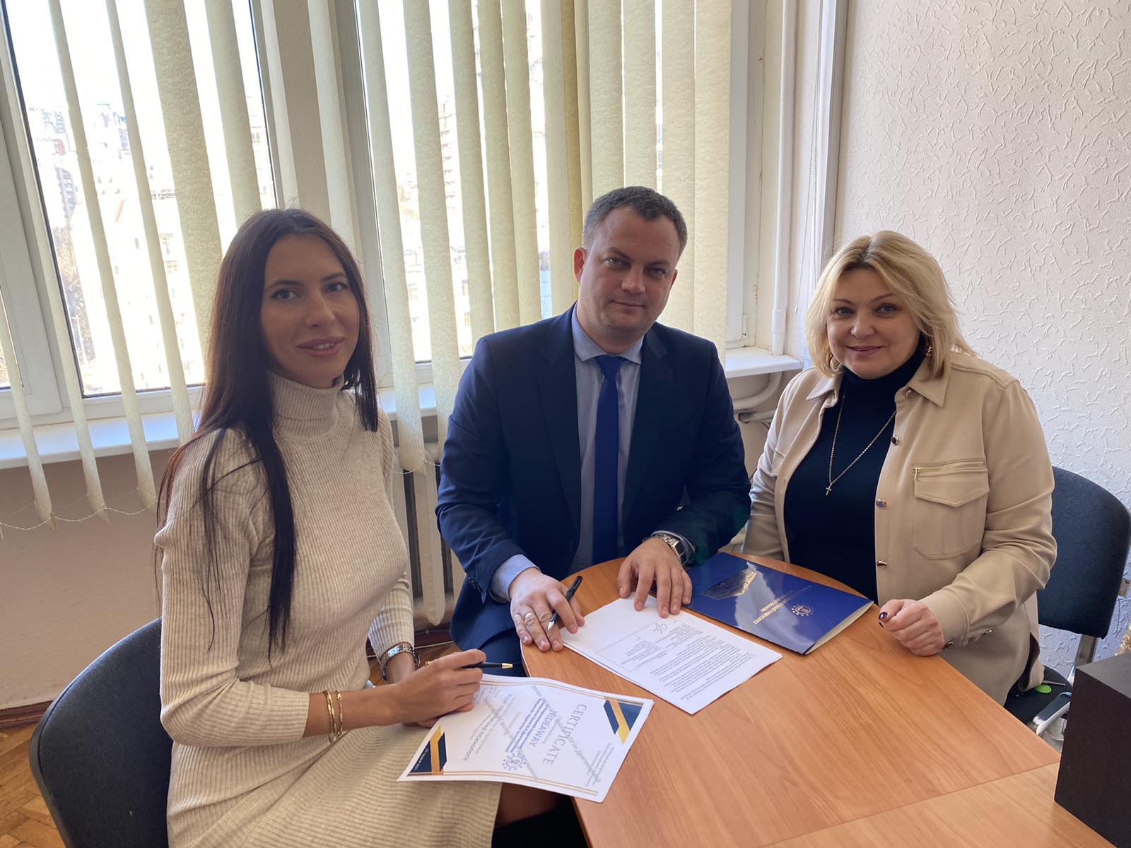 Псих центр HIDEAWAY